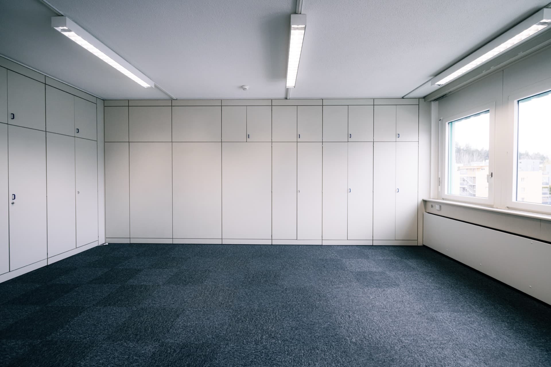 Büro mit Einbauschränken