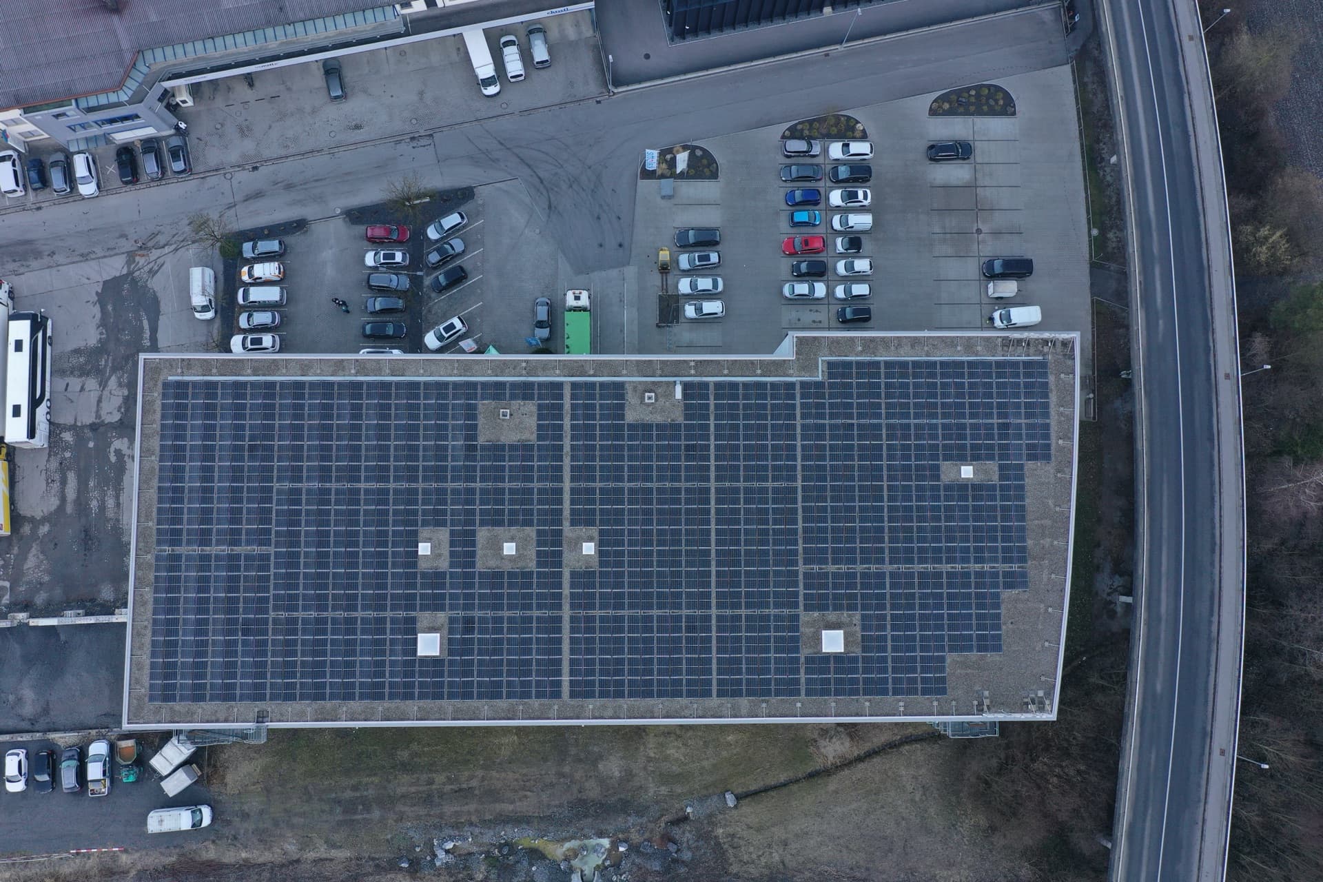 Luftaufnahme der Photovoltaikanlage auf dem Dach des Gardella Industrieparks